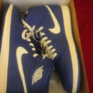 Jordan 1 Hyper Royal
